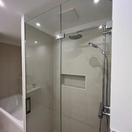 Mitte: Modern Bedroom / Ensuite Bath Habitación en casa particular