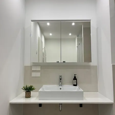 Homestay Mitte: Modern Bedroom / Ensuite Bath Berlin